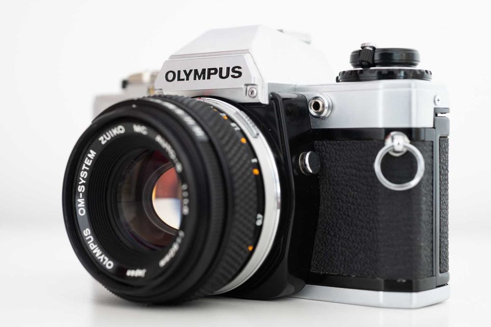 Aparat film Olympus OM10 cu obiectiv 50mm 1.8 in stare foarte buna