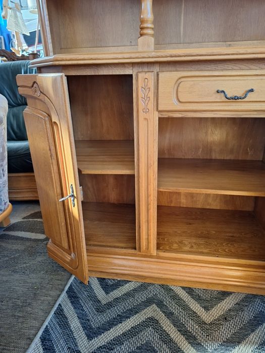 Витрина естествено дърво