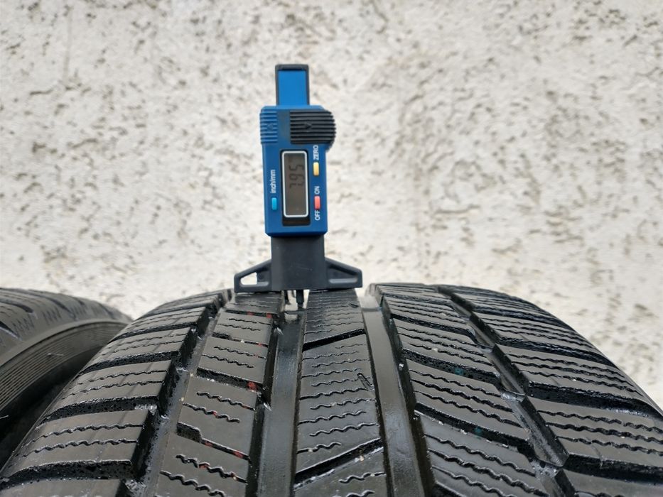 Anvelope  de iarna 215 40 R18 M+S Toyo profil ca Nou -7.8 mm