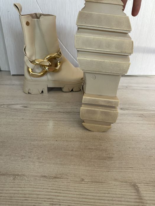 Бежови боти със златен аксесоар