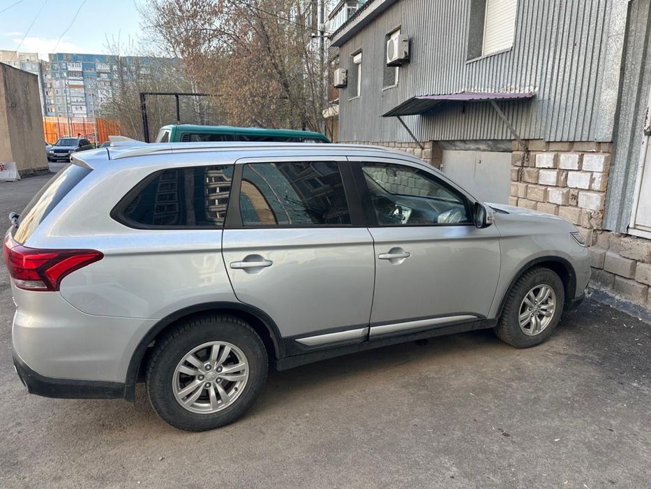 Продам машину Mitsubishi Outlander