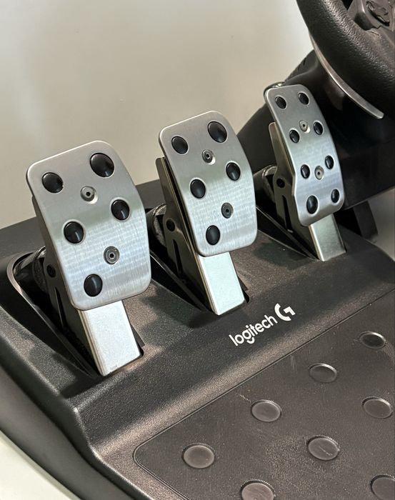 Logitech G29 Driving Force: волан + педали + ръчна скоростна кутия