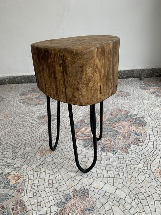 Малка маса от масивно дърво