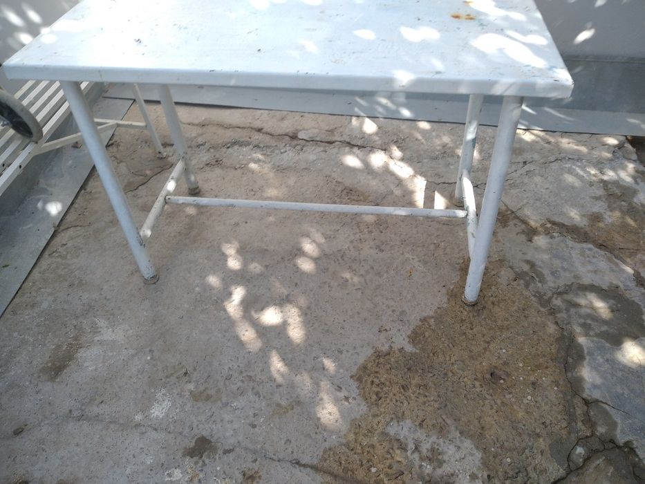 Продается железный стол и 2 скомеки