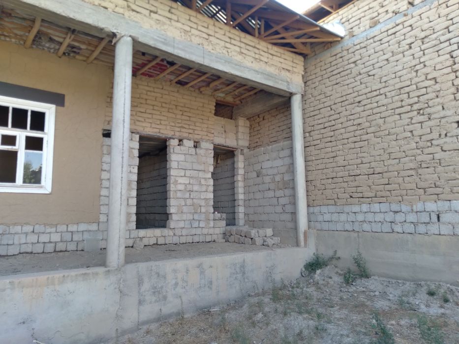 Yarim tayor uy sotiladi