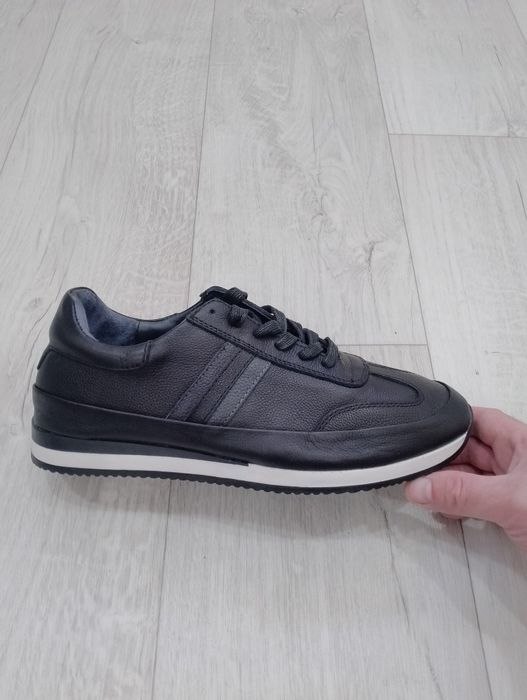 Кожаные кроссовки