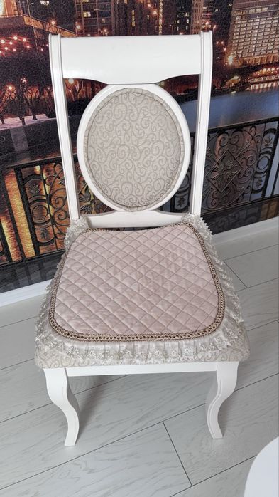 Стол и стулья для гостиной