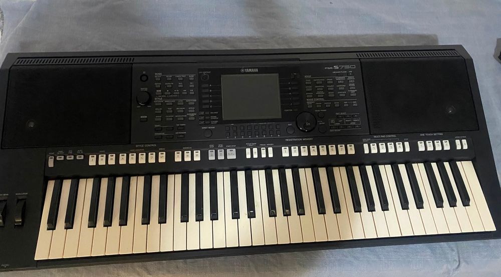 Vând orga Yamaha