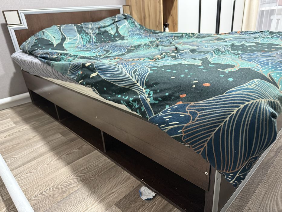 Двухместная кровать с тумбами