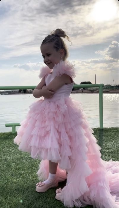 Шикарное платье с шлейфом