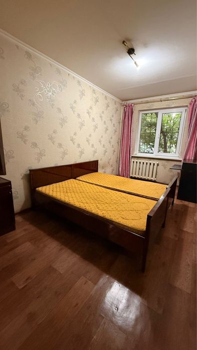 Продам трюмо, кровать, двд, стол, тумба, вешалка