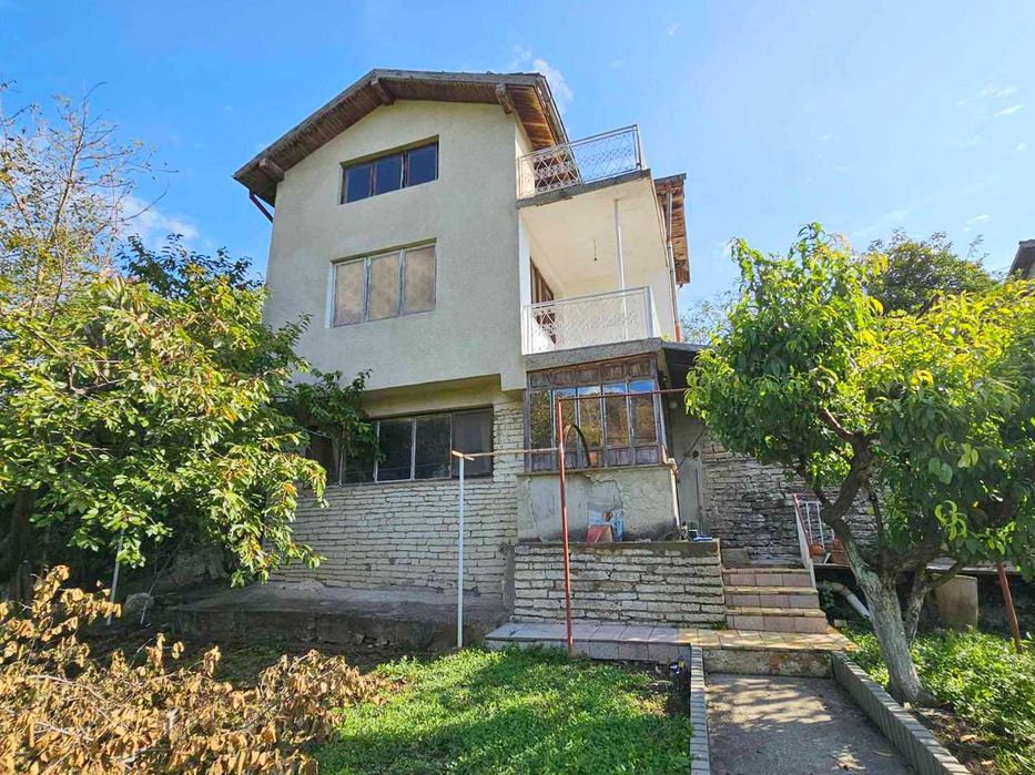 Триетажна къща във вилната зона на град Балчик