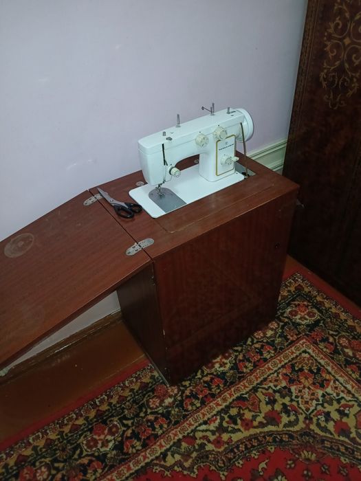 Tikuvchilik un chayka va averlok mashinalar ikkalasiyam toza