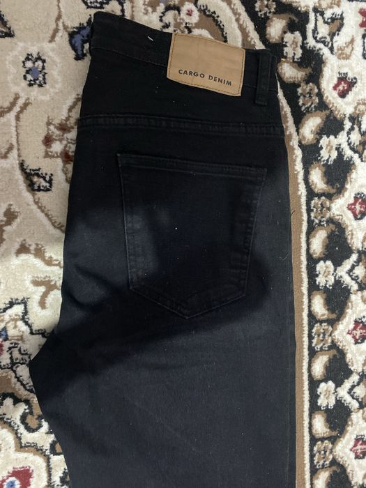 Черные джинсы.