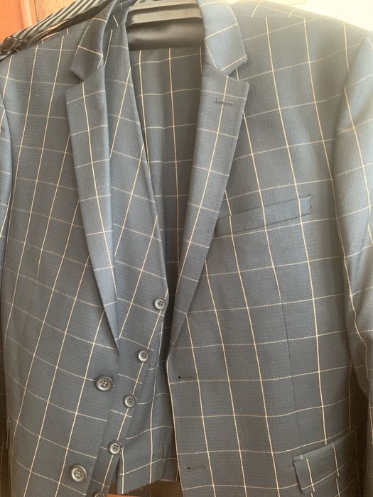 Мужской костюм тройка в хорошем состояние