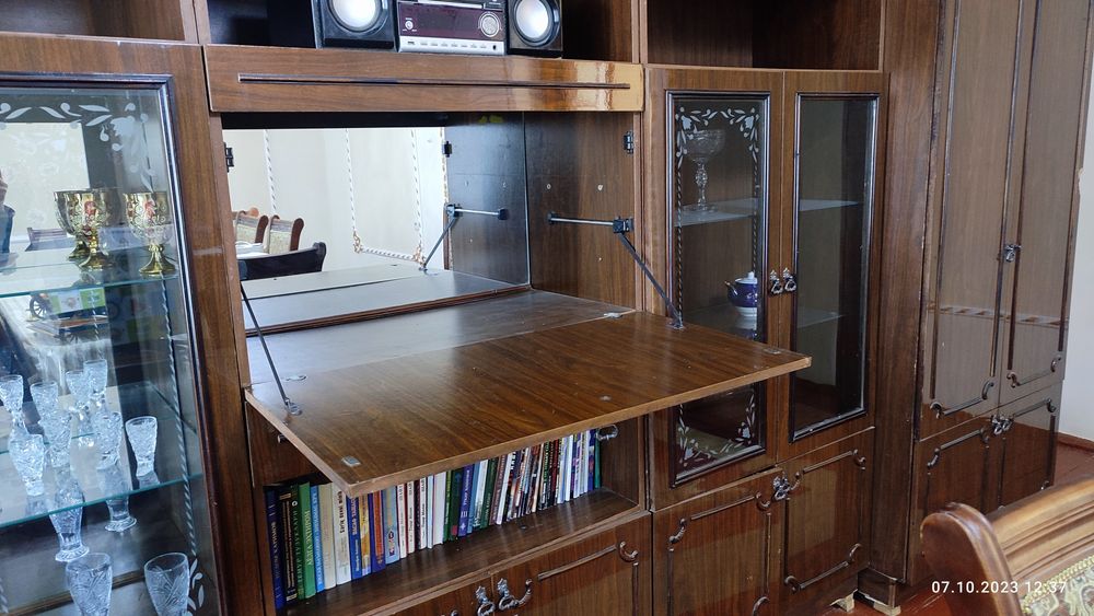 Yaxshi holatdagi stenka kiyim javoni bilan srochna sotiladi