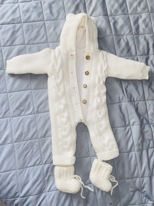 Продам комбинезон с пинетками!!