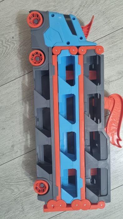 Camion si pista de masinute Hot Wheels