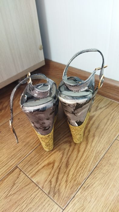 Продам лакированные босоножки