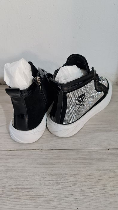 Papuci Techno, Strasuri