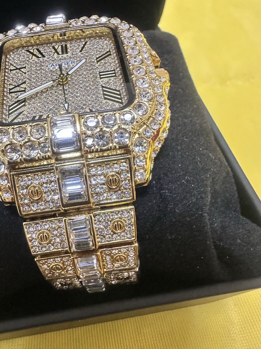 Часовник- Cartier-чудесна изработка има и кутия