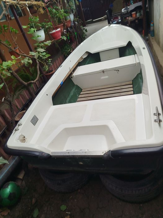 Vând barcă ROMCARF cu motor 5cp