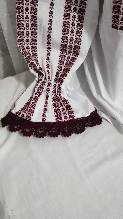 Ie tradițională cu motive florale țesute,zona Făgăraș