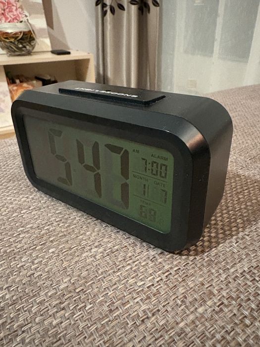 Vand ceas electronic cu alarma si iluminare