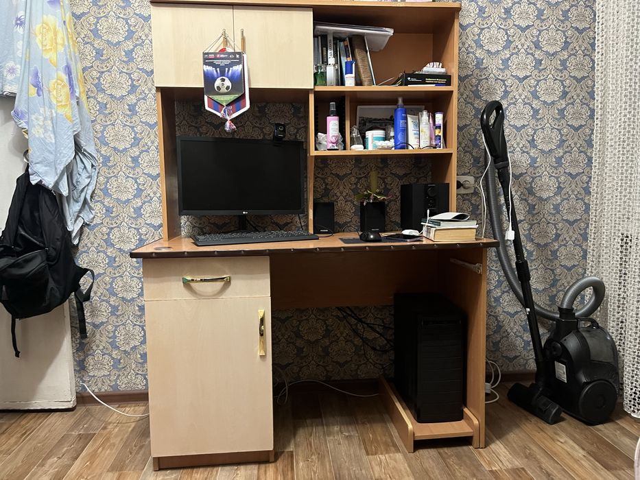 Продам стол для спальни