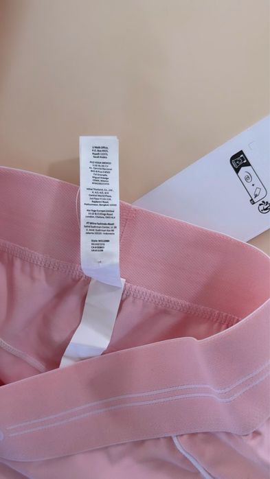 Set Alo Yoga roz pudrat – bustieră + biker shorts