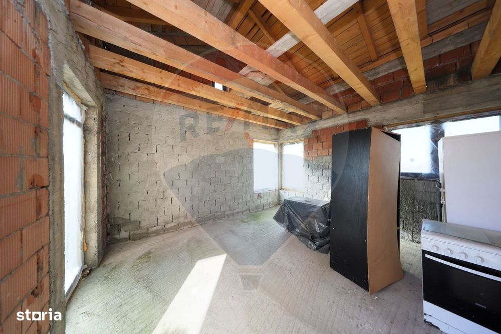 Duplex  la roșu cu 2 apartamente - 6 camere, terase generoase și curte