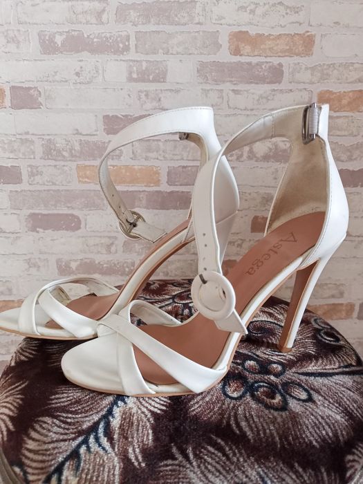 Босоножки на каблуке