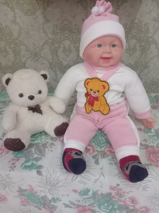 Продаются кукла и мягкая игрушка.