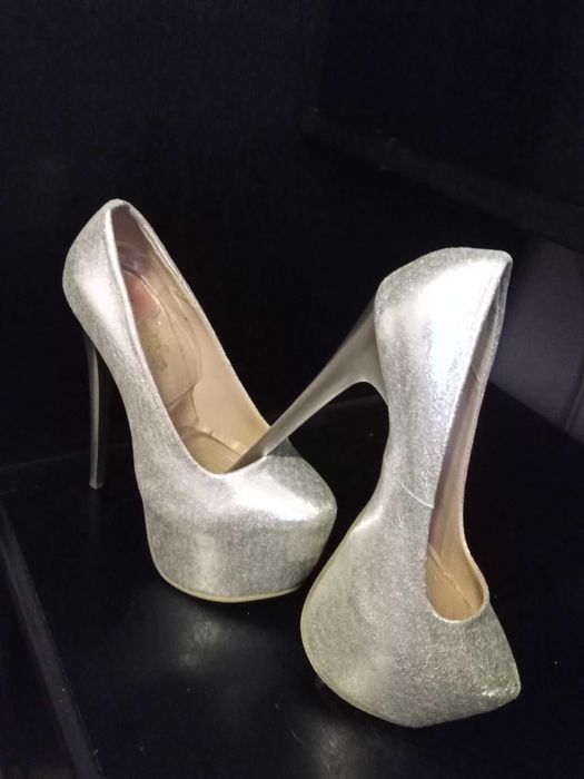 Елегантни дамски обувки