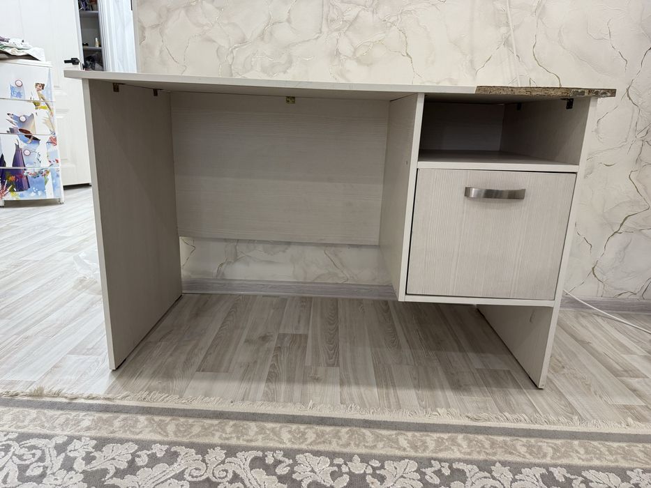 Письменный стол. В хорошем состояний