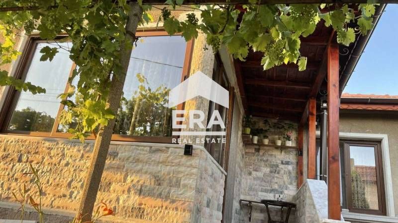Уникална реновирана каменна къща с двор, гараж, плевня и беседка в се