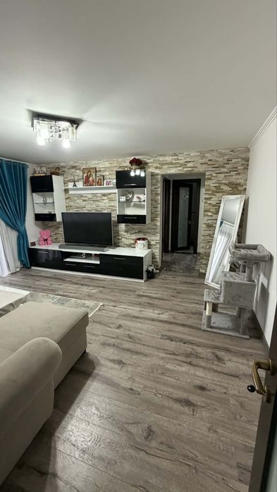 Vand Apartamen cu 2 Camere Semidecomandat