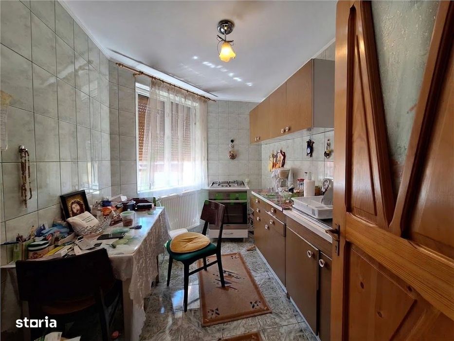 Casă cu 6 camere, curte și mansardă Bacău