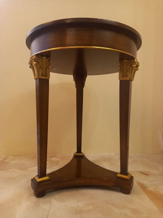 Кръгла масичка масив с златни орнаменти.  Перфектна