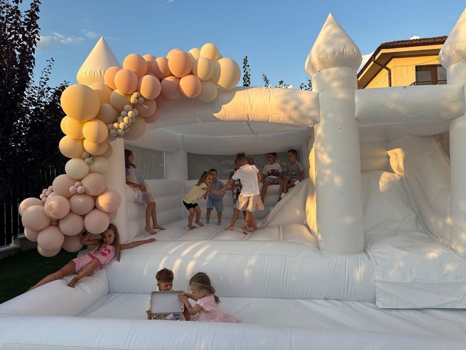 Castel Gonflabil Alb cu tobogan pentru Nuntă, Botez sau Evenimente | Cluj-Napoca