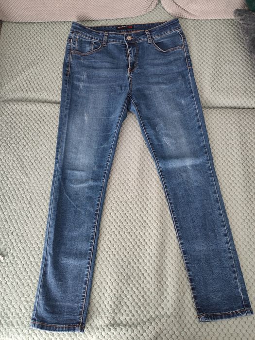 Еластични сини дънки