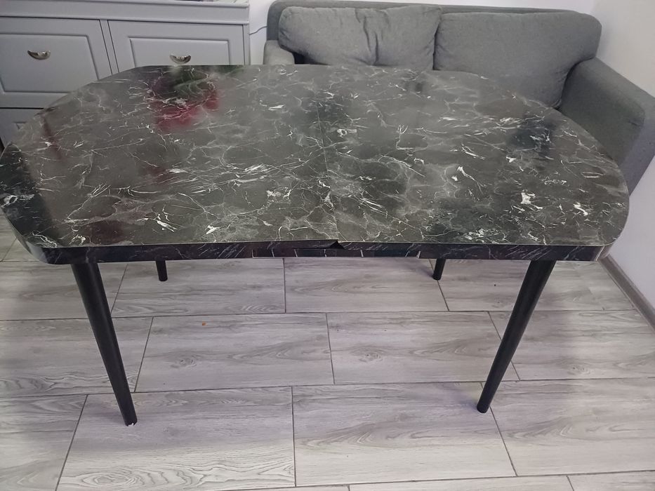 Vând masă    extensibilă
