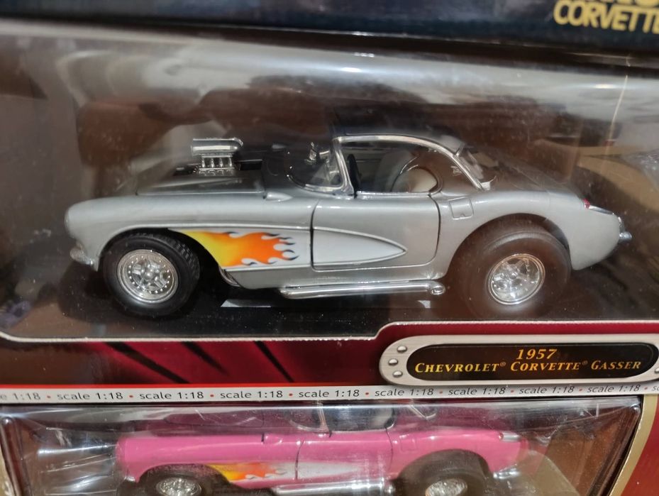 Vând colecție formată din 3 machete Chevrolet Corvette scara 1:18, ideale pentru colecționari sau pasionați auto.
