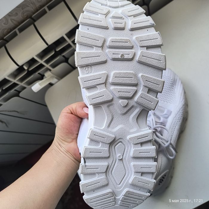 Новые кроссовки 37 р 3000 тг