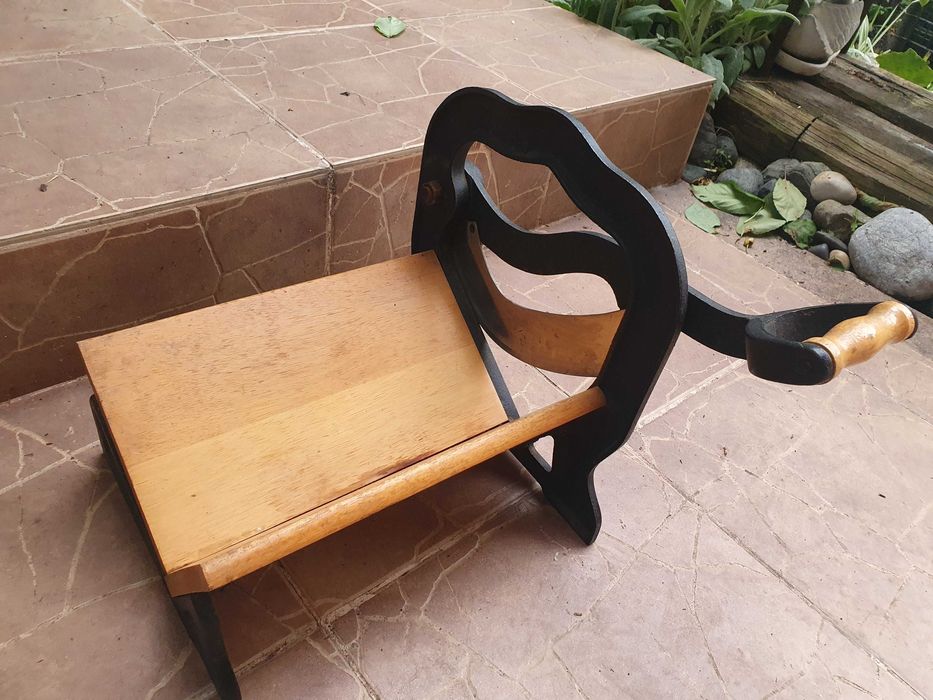 Лостова старинна хлеборезачка