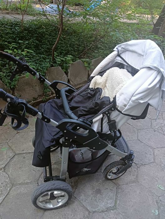 Бебешка количка бяла с черно  с летни подложки, сенник и зимно чувалче
