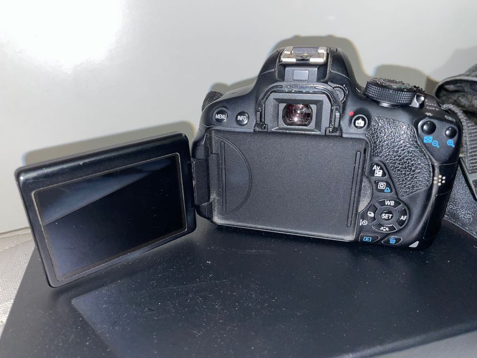 Фотоапарат Canon 700D