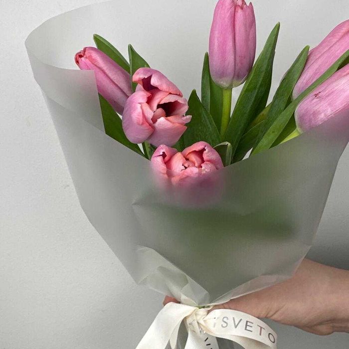 Свежие тюльпаны с красивым оформлением