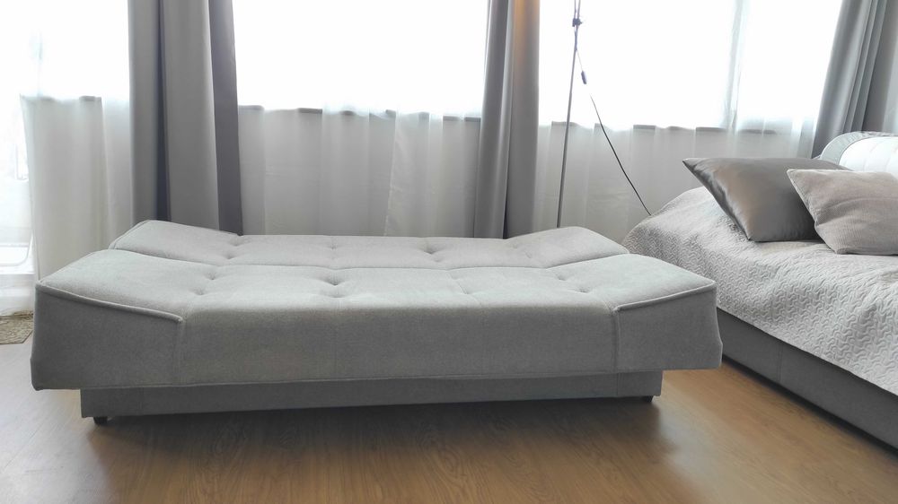 Разтегателен диван без следи от употреба