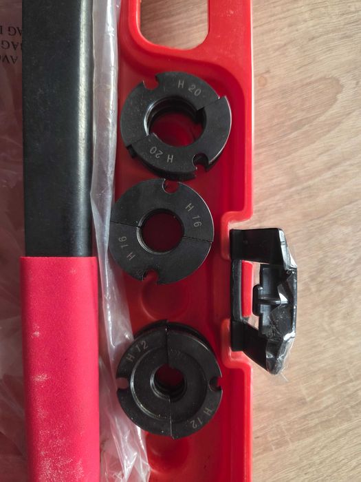 Clește manual de sertizare pentru racorduri PER și multistrat cu diametre de la 12 la 25 mm și profil H